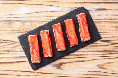 Balık surimi fotoğrafından yengeç çubukları. Kırsal arkaplanda üst görünüm