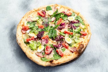 İtalyan pizza sezarı, yumurta salatası, tavuk domates ve mozzarella fotoğrafçılığı. Kırsal arkaplanda üst görünüm