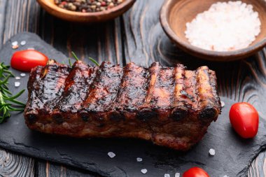 Izgara domuz pirzolası barbekü fotoğrafçılığı. Kırsal arkaplanda üst görünüm