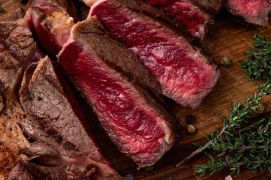 Pirzola bifteği dilimlenmiş. Nadir bulunan fotoğrafçılık. Kırsal arkaplanda üst görünüm