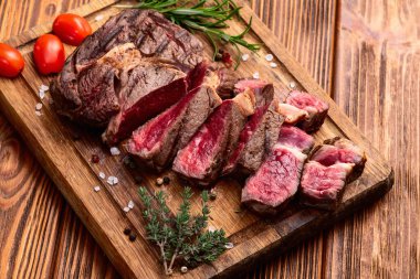 Pirzola bifteği dilimlenmiş. Nadir bulunan fotoğrafçılık. Kırsal arkaplanda üst görünüm