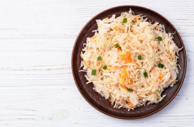 Havuçlu salamura edilmiş lahana, sağlıklı yiyecekler lahana turşusu fotoğrafçılığı. Kırsal arkaplanda üst görünüm