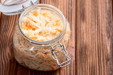 Havuçlu salamura edilmiş lahana, sağlıklı yiyecekler lahana turşusu fotoğrafçılığı. Kırsal arkaplanda üst görünüm