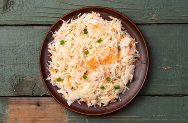 Havuçlu salamura edilmiş lahana, sağlıklı yiyecekler lahana turşusu fotoğrafçılığı. Kırsal arkaplanda üst görünüm