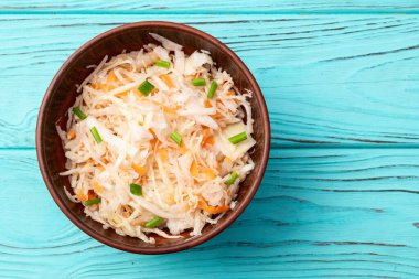 Havuçlu salamura edilmiş lahana, sağlıklı yiyecekler lahana turşusu fotoğrafçılığı. Kırsal arkaplanda üst görünüm