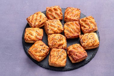 Et fotoğraflı ev yapımı mini puf börekleri. Kırsal arkaplanda üst görünüm