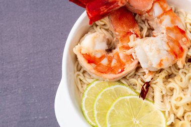 Tom karidesli leziz çorba hazır erişte ve limon fotoğrafçılığı. Asya yemekleri. Kırsal arkaplanda üst görünüm