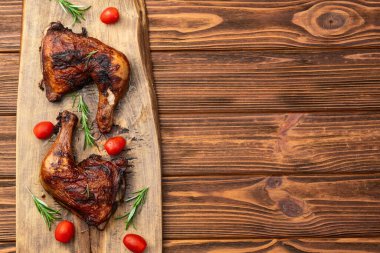 Kızarmış tavuk budu, domates ve salata. En iyi görüntü fotoğrafçılığı