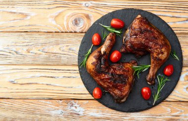 Kızarmış tavuk budu, domates ve salata. En iyi görüntü fotoğrafçılığı