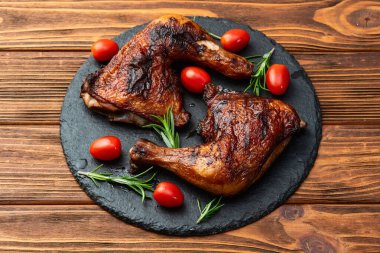 Kızarmış tavuk budu, domates ve salata. En iyi görüntü fotoğrafçılığı