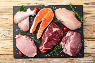 Çiğ et ve balık karışımı. Somon, sığır eti, domuz eti, tavuk suyu. En iyi görüntü fotoğrafçılığı