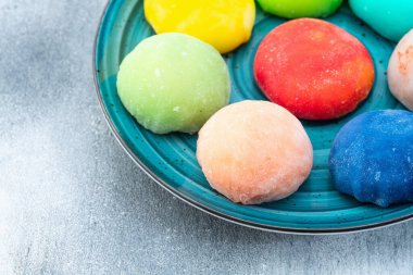 Renkli mochi karışımı. Geleneksel Japon tatlıları üst görünümü