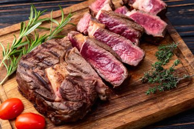 Pirzola bifteği dilimlenmiş. Nadir bulunan fotoğrafçılık. Kırsal arkaplanda üst görünüm