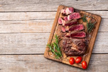 Pirzola bifteği dilimlenmiş. Nadir bulunan fotoğrafçılık. Kırsal arkaplanda üst görünüm