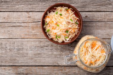 Havuçlu salamura edilmiş lahana, sağlıklı yiyecekler lahana turşusu fotoğrafçılığı. Kırsal arkaplanda üst görünüm