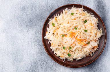 Havuçlu salamura edilmiş lahana, sağlıklı yiyecekler lahana turşusu fotoğrafçılığı. Kırsal arkaplanda üst görünüm