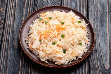 Havuçlu salamura edilmiş lahana, sağlıklı yiyecekler lahana turşusu fotoğrafçılığı. Kırsal arkaplanda üst görünüm