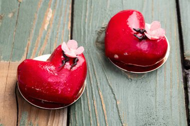 Sevgililer günü ve tatlı bir düğün. İki kalp aşk pastası. Kırsal arkaplanda üst görünüm