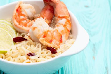 Tom karidesli leziz çorba hazır erişte ve limon fotoğrafçılığı. Asya yemekleri. Kırsal arkaplanda üst görünüm