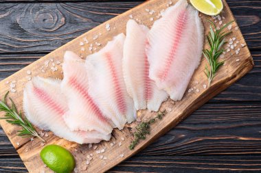 Çiğ tilapia fileto fotoğrafçılık. Kırsal arkaplanda üst görünüm