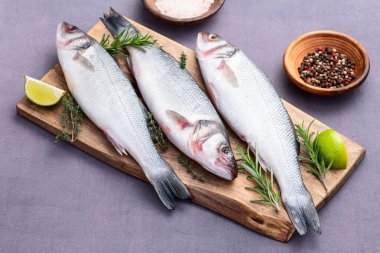 Çiğ deniz levreği fotoğrafçılığı. Kırsal arkaplanda üst görünüm