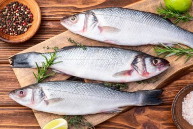 Çiğ deniz levreği fotoğrafçılığı. Kırsal arkaplanda üst görünüm