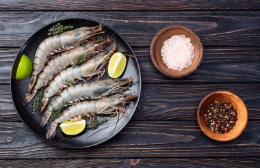 Çiğ kaplan (kral) karides fotoğrafçılığı. Kırsal arkaplanda üst görünüm