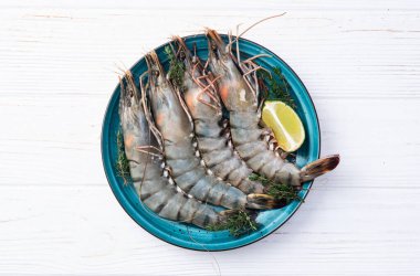 Çiğ kaplan (kral) karides fotoğrafçılığı. Kırsal arkaplanda üst görünüm