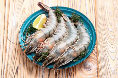 Çiğ kaplan (kral) karides fotoğrafçılığı. Kırsal arkaplanda üst görünüm