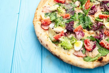 İtalyan pizza sezarı, yumurta salatası, tavuk domates ve mozzarella fotoğrafçılığı. Kırsal arkaplanda üst görünüm