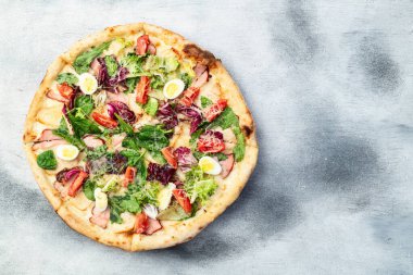 İtalyan pizza sezarı, yumurta salatası, tavuk domates ve mozzarella fotoğrafçılığı. Kırsal arkaplanda üst görünüm