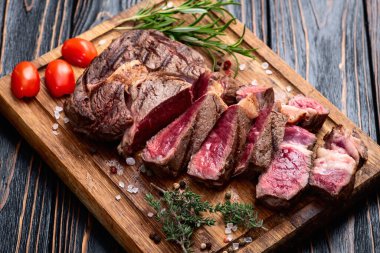 Pirzola bifteği dilimlenmiş. Nadir bulunan fotoğrafçılık. Kırsal arkaplanda üst görünüm