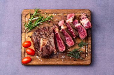 Pirzola bifteği dilimlenmiş. Nadir bulunan fotoğrafçılık. Kırsal arkaplanda üst görünüm