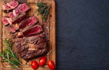 Pirzola bifteği dilimlenmiş. Nadir bulunan fotoğrafçılık. Kırsal arkaplanda üst görünüm