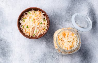 Havuçlu salamura edilmiş lahana, sağlıklı yiyecekler lahana turşusu fotoğrafçılığı. Kırsal arkaplanda üst görünüm