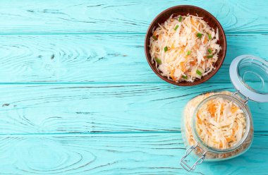 Havuçlu salamura edilmiş lahana, sağlıklı yiyecekler lahana turşusu fotoğrafçılığı. Kırsal arkaplanda üst görünüm