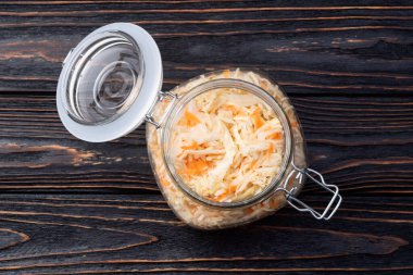 Havuçlu salamura edilmiş lahana, sağlıklı yiyecekler lahana turşusu fotoğrafçılığı. Kırsal arkaplanda üst görünüm