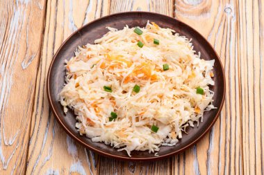 Havuçlu salamura edilmiş lahana, sağlıklı yiyecekler lahana turşusu fotoğrafçılığı. Kırsal arkaplanda üst görünüm