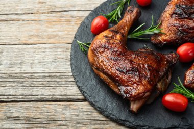 Kızarmış tavuk budu, domates ve salata. En iyi görüntü fotoğrafçılığı