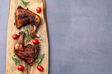Kızarmış tavuk budu, domates ve salata. En iyi görüntü fotoğrafçılığı