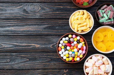 Renkli şekerlerin karışımı. Kırsal arkaplanda üst görünüm çeşitliliği