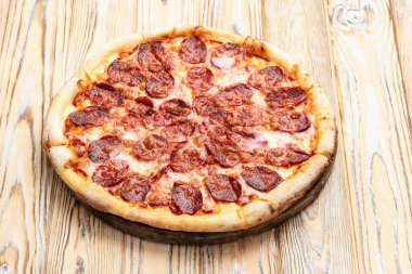 Pizza pepperonili fast food. Kırsal arkaplan fotoğrafçılığının üst görünümü