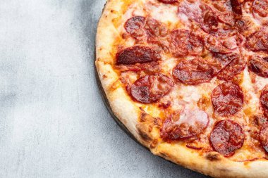 Pizza pepperonili fast food. Kırsal arkaplan fotoğrafçılığının üst görünümü