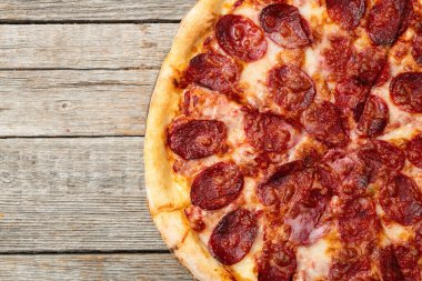 Pizza pepperonili fast food. Kırsal arkaplan fotoğrafçılığının üst görünümü