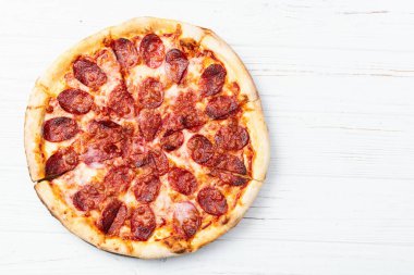 Pizza pepperonili fast food. Kırsal arkaplan fotoğrafçılığının üst görünümü
