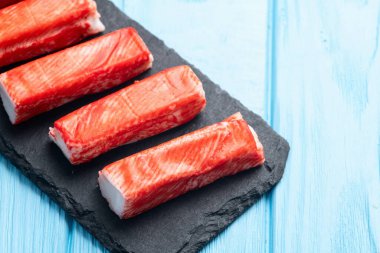 Balık surimi fotoğrafından yengeç çubukları. Kırsal arkaplanda üst görünüm