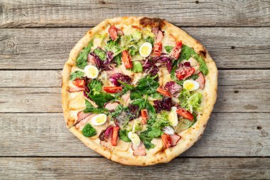 İtalyan pizza sezarı, yumurta salatası, tavuk domates ve mozzarella fotoğrafçılığı. Kırsal arkaplanda üst görünüm