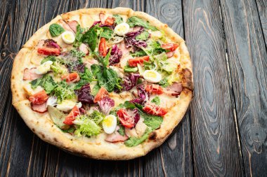 İtalyan pizza sezarı, yumurta salatası, tavuk domates ve mozzarella fotoğrafçılığı. Kırsal arkaplanda üst görünüm