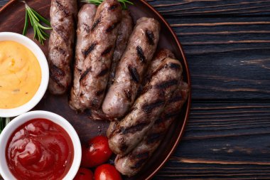 Biberiye soslu ızgara biftek ve domates fotoğrafçılığı. Kırsal arkaplanda üst görünüm