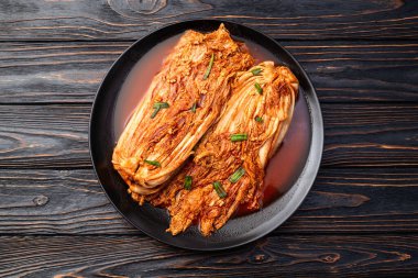 Geleneksel Kore kimchi fotoğrafçılığı. Kırsal arkaplanda üst görünüm